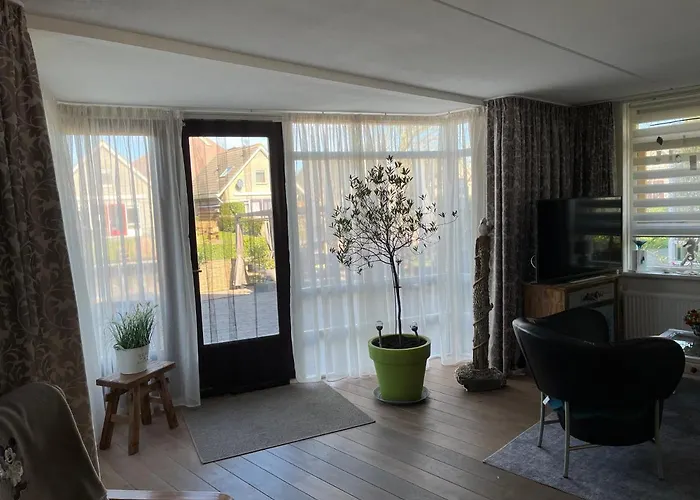 Perle Am Ijsselmeer Mit Eigenem Tretboot
